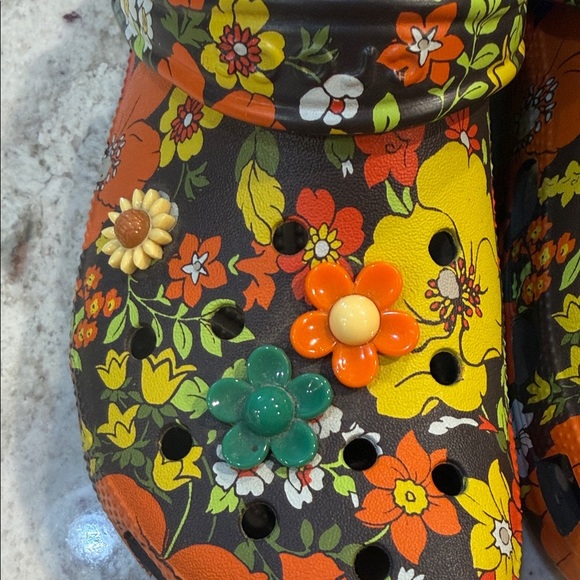 Crocs Retro Floral Clog- Limited Edition NWOT - Picture 3 of 6